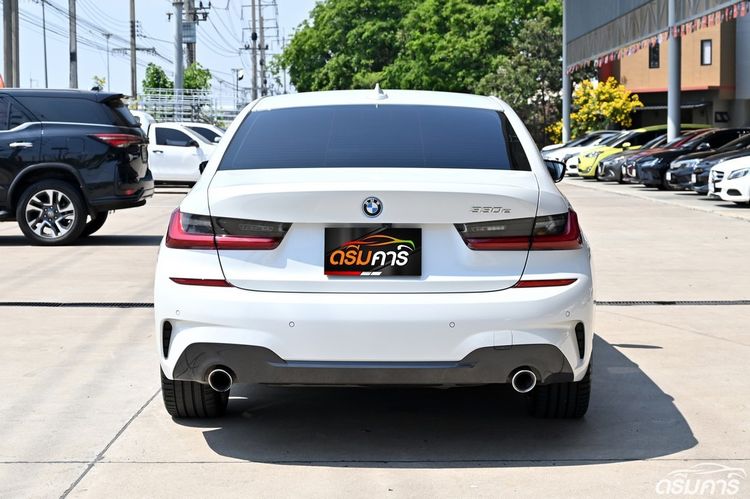 BMW Series 3 2023 330e Sedan ปลั๊กอินไฮบริด (PHEV) ไม่ติดแก๊ส เกียร์อัตโนมัติ ขาว รูปที่ 4