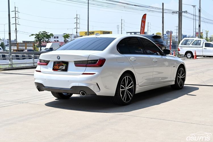BMW Series 3 2023 330e Sedan ปลั๊กอินไฮบริด (PHEV) ไม่ติดแก๊ส เกียร์อัตโนมัติ ขาว รูปที่ 3