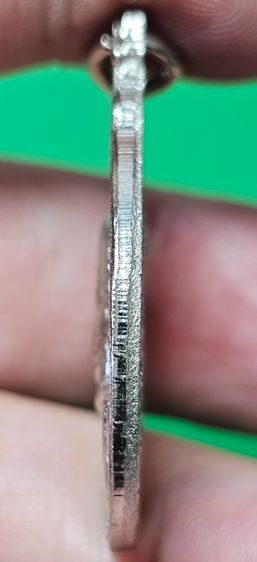 เหรียญหลวงปู่แหวน รุ่นสร้างตึกพยาบาล หลัง ภปร.(พิมพ์ ภปร.เล็ก) ปี 2521 รูปที่ 6