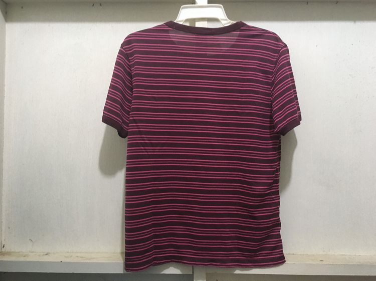 เสื้อยืด แบรนด์ UNIQLO สีลายริ้วสีม่วงเข้มชมพู รูปที่ 2