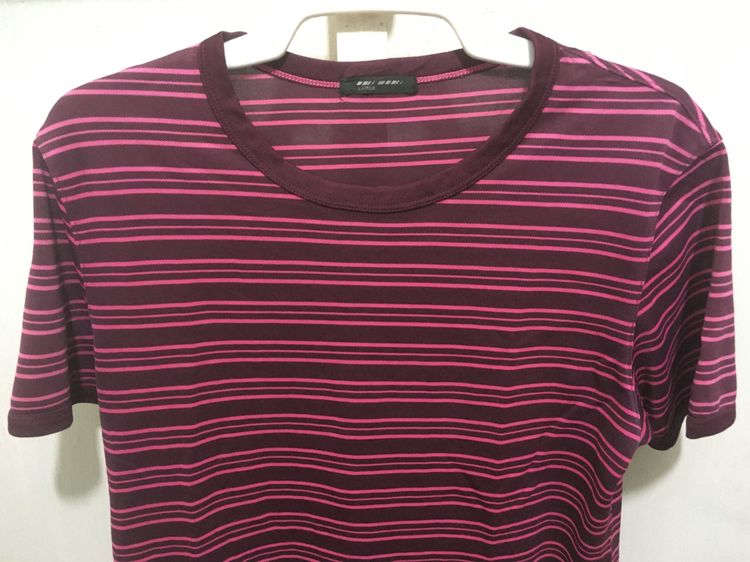 เสื้อยืด แบรนด์ UNIQLO สีลายริ้วสีม่วงเข้มชมพู รูปที่ 3