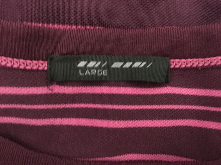 เสื้อยืด แบรนด์ UNIQLO สีลายริ้วสีม่วงเข้มชมพู รูปที่ 6