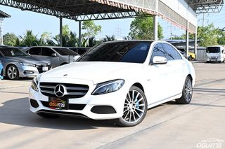 Mercedes-Benz C350e 2.0 AMG Dynamic W205 ปี 2017 รถปลั๊กอินไฮบริดมือสอง สีขาว ภายในแดง หลังคาแก้ว กล้อง 360 รหัสสินค้า EACA