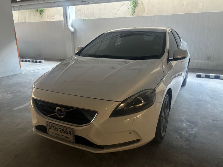 รถ Volvo V40 2.0 สี ขาว