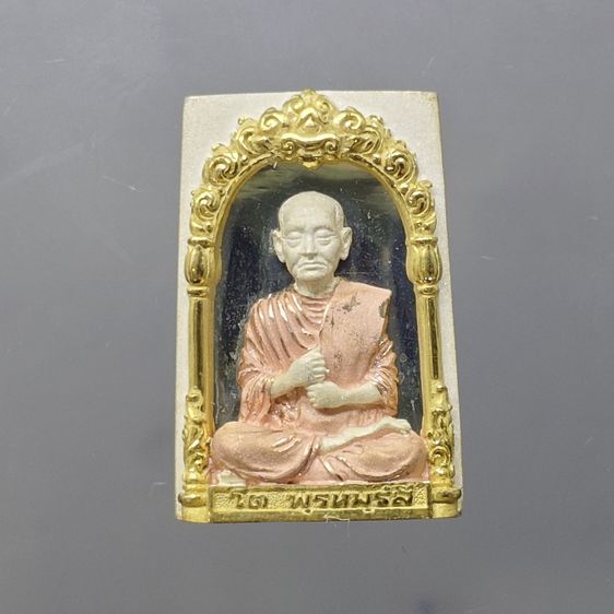 สมเด็จพระพุฒาจารย์ (โต พรหมรังสี) พิมพ์นิยม เนื้อเงินสามกษัตริย์ อนุสรณ์ ๑๒๘ ปี วัดเกศไชโย พ.ศ.2543 กล่องเดิม รูปที่ 3