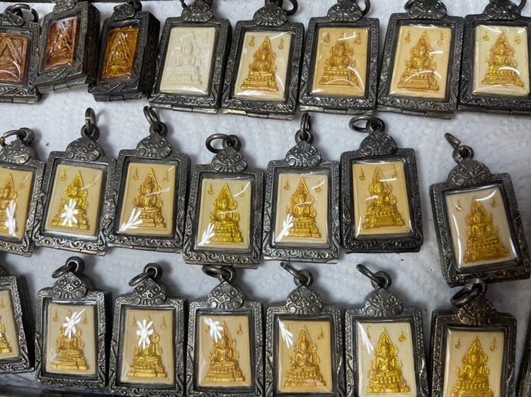 พระคำหมากและคำข้าวหลวงพ่อฤาษีลิงดำพร้อมเลี่ยมกันน้ำ