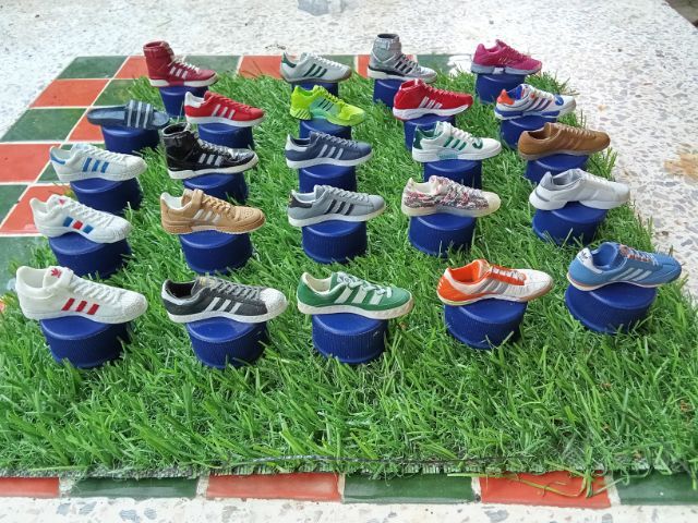 ฟิกเกอร์โมเดลรองเท้าอาดิดาสรุ่นต่างๆ 24ชิ้น ที่วางอยู่บนฝาขวดเป๊ปซี่  รูปที่ 2