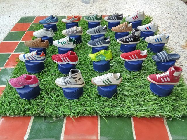 ฟิกเกอร์โมเดลรองเท้าอาดิดาสรุ่นต่างๆ 24ชิ้น ที่วางอยู่บนฝาขวดเป๊ปซี่  รูปที่ 3