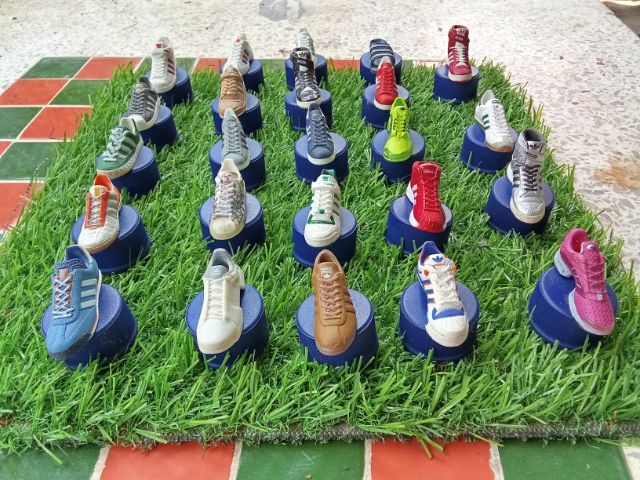 ฟิกเกอร์โมเดลรองเท้าอาดิดาสรุ่นต่างๆ 24ชิ้น ที่วางอยู่บนฝาขวดเป๊ปซี่  รูปที่ 4