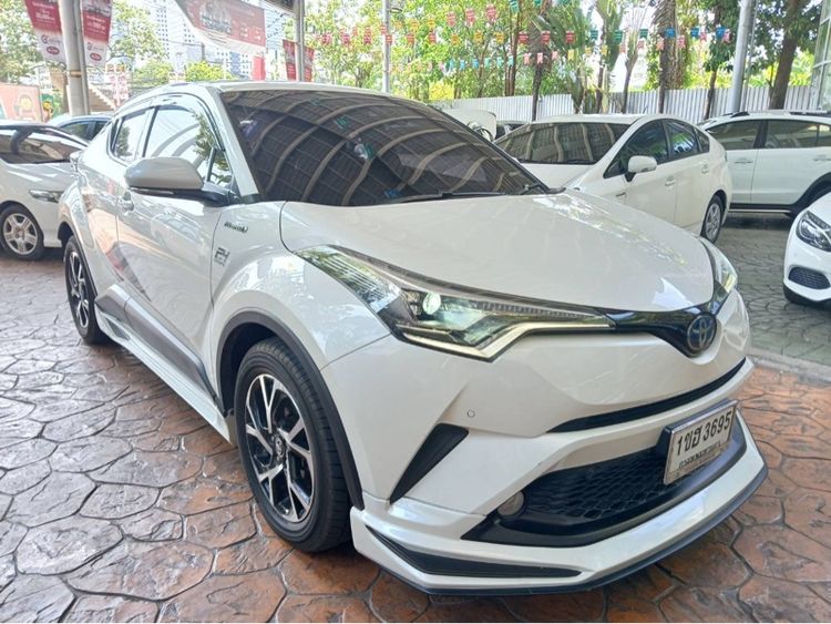 รถ Toyota C-HR 1.8 HV Hi สี ขาว