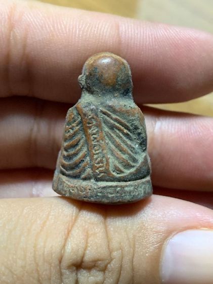 หลวงพ่อเงินเนื้อดิน รูปที่ 2