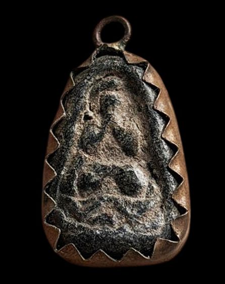 พระปิดตาเก่าเลี่ยมขอบเก่า รูปที่ 3