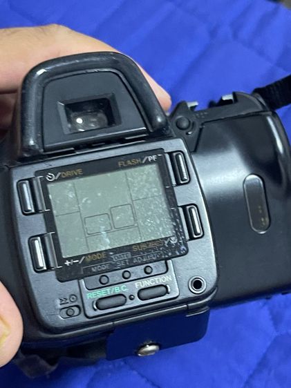 กล้องในภาพคือ Olympus IS-2000 (หรือที่รู้จักในชื่อ iS-2 หรือ L-2) ซึ่งเป็นกล้องฟิล์ม SLR แบบ Bridge Camera  รูปที่ 2