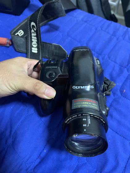 กล้องในภาพคือ Olympus IS-2000 (หรือที่รู้จักในชื่อ iS-2 หรือ L-2) ซึ่งเป็นกล้องฟิล์ม SLR แบบ Bridge Camera 