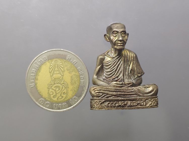 รูปเหมือนลอยองค์ ฐานลายเซ็นต์ หลวงพ่อเกษม เขมโก เนื้อนวะโลหะ ผสมแก่เงิน รุ่น มงคลเกษม 7 รอบ 84 สำนักสุสานไตรลักษณ์ จัดสร้าง ปี2538 พร้อมตลับ รูปที่ 8