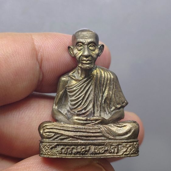 รูปเหมือนลอยองค์ ฐานลายเซ็นต์ หลวงพ่อเกษม เขมโก เนื้อนวะโลหะ ผสมแก่เงิน รุ่น มงคลเกษม 7 รอบ 84 สำนักสุสานไตรลักษณ์ จัดสร้าง ปี2538 พร้อมตลับ รูปที่ 3