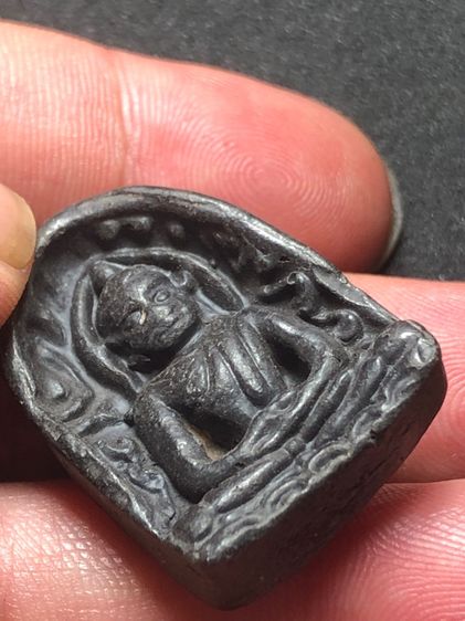 พระกำแพงซุ้มกอ เนื้อดำ มีกนก รูปที่ 5