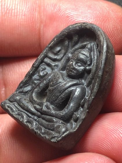 พระกำแพงซุ้มกอ เนื้อดำ มีกนก รูปที่ 3