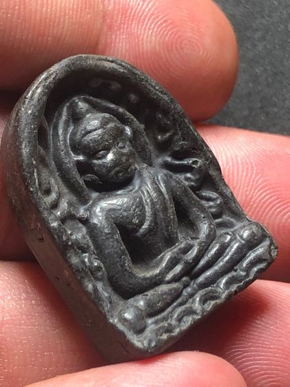 พระกำแพงซุ้มกอ เนื้อดำ มีกนก รูปที่ 4