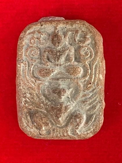 หลวงพ่อฤาษีลิงดำ วัดท่าซุง พระเนื้อดินพิมพ์ทรงครุฑ ยุคต้น ประมาณปี พ.ศ. 2496