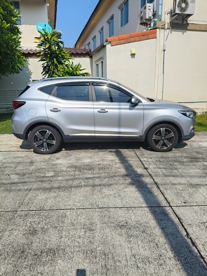 รถ MG ZS 1.5 X สี บรอนซ์เงิน