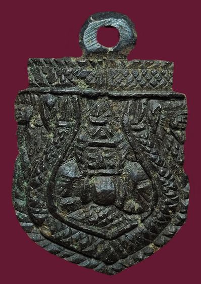 พระราหูอมจันทร์กะลาแกะเก่าด้านหลังมีรอยยันต์หลายตัว