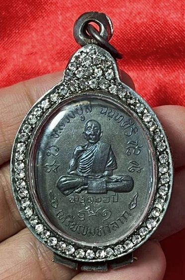 พระเหรียญเก่าเลี่ยมกรอบเก่า