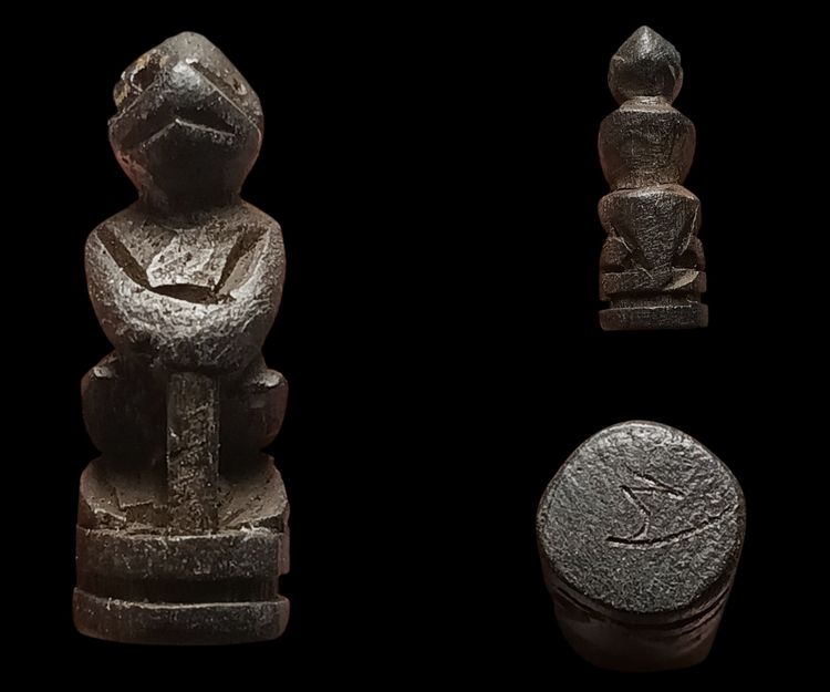 เครื่องรางลิงไม้แกะเก่า