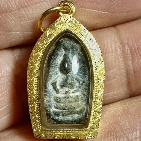 พระเม็ดข้าวเม่าพิจิตร พิมพ์แขนหักศอก เลี่ยมทองสวยๆ