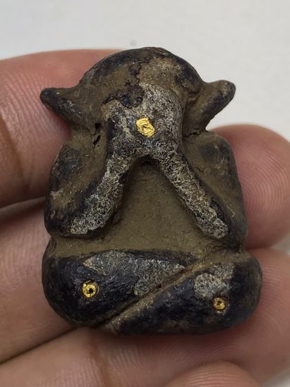 พระปิดตาหลวงปู่เอี่ยมเนื้อผงจุ่มรักฝังตะกรุดทองคำ