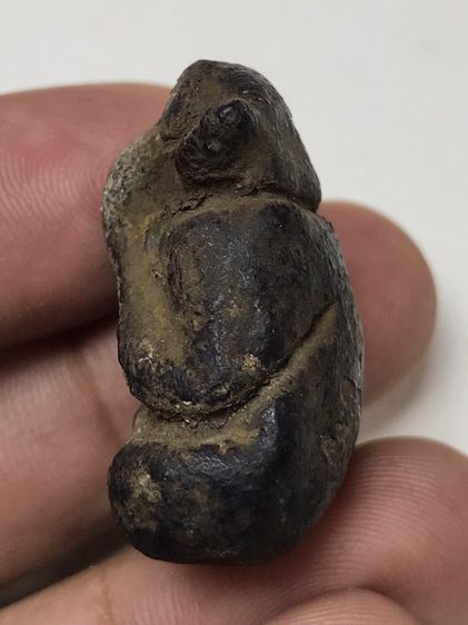 พระปิดตาหลวงปู่เอี่ยมเนื้อผงจุ่มรักฝังตะกรุดทองคำ รูปที่ 3