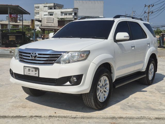 รถ Toyota Fortuner 2.7 V สี ขาว