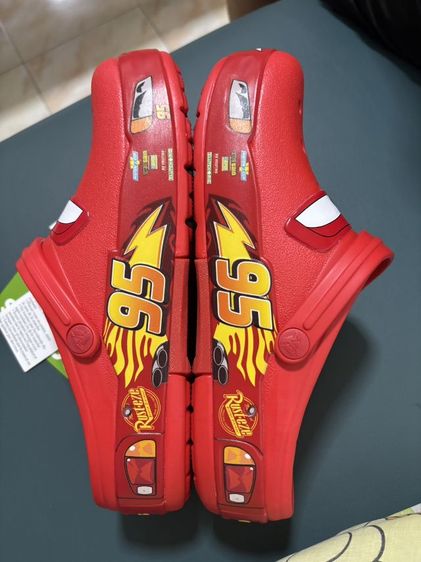 Crocs McQueen แท้ size M6 เท้ายาว 24.5-25 cm. unisex ไฟติดคู่