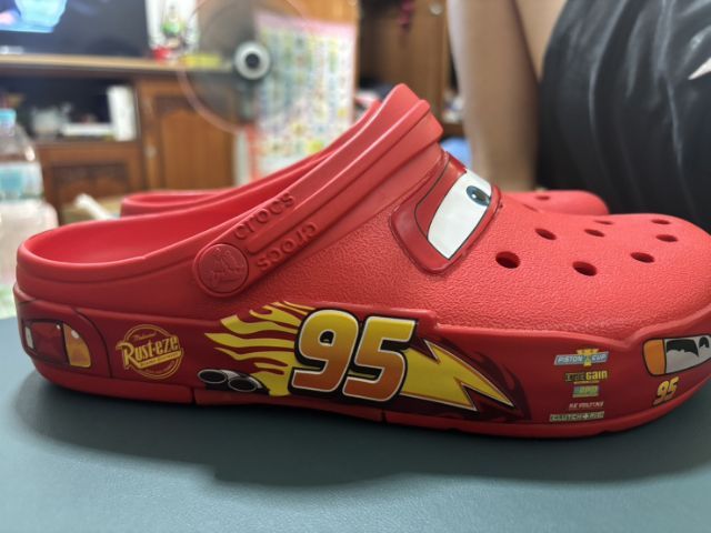 Crocs McQueen size M6 เท้ายาว 24-24.50 cm. unisex ไฟติดคู่ รูปที่ 2