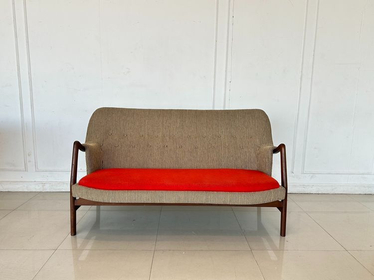2 ที่นั่ง โซฟา สไตล์โมเดิร์น เบาะผ้าสีแดง พิงหลังลายสีน้ำตาลดึงดุม