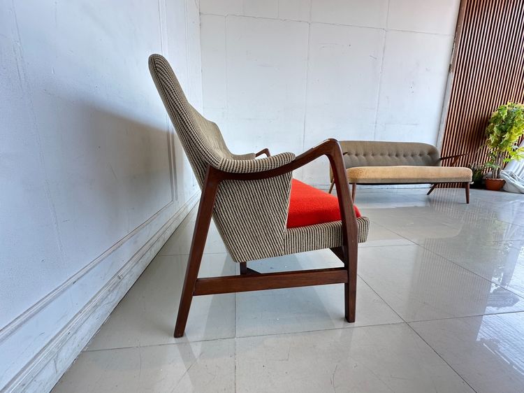 โซฟา สไตล์โมเดิร์น เบาะผ้าสีแดง พิงหลังลายสีน้ำตาลดึงดุม รูปที่ 9