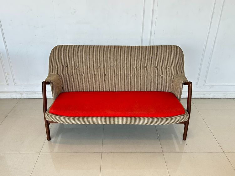 โซฟา สไตล์โมเดิร์น เบาะผ้าสีแดง พิงหลังลายสีน้ำตาลดึงดุม รูปที่ 2