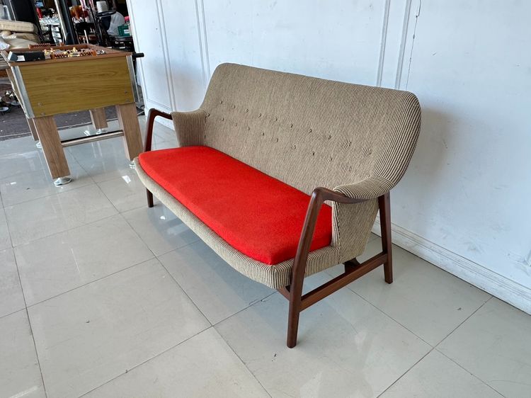 โซฟา สไตล์โมเดิร์น เบาะผ้าสีแดง พิงหลังลายสีน้ำตาลดึงดุม รูปที่ 4