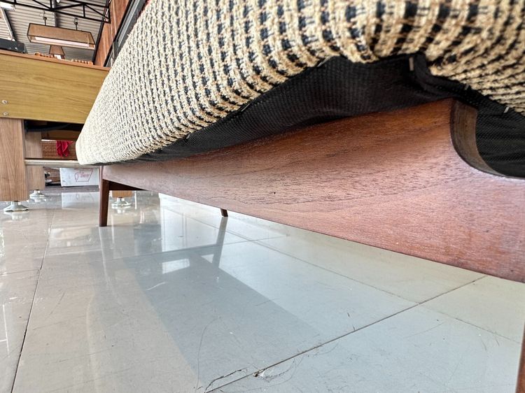 โซฟา สไตล์โมเดิร์น เบาะผ้าสีแดง พิงหลังลายสีน้ำตาลดึงดุม รูปที่ 15