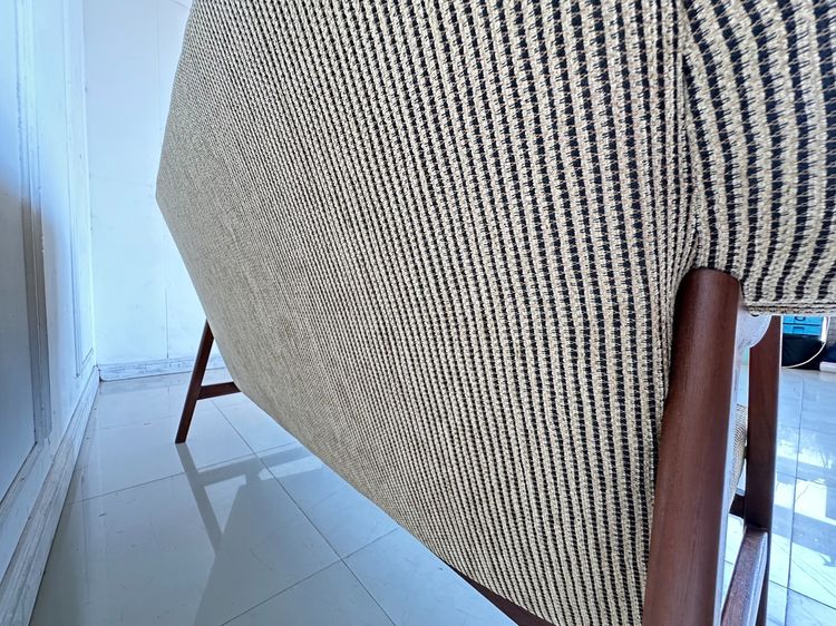 โซฟา สไตล์โมเดิร์น เบาะผ้าสีแดง พิงหลังลายสีน้ำตาลดึงดุม รูปที่ 7