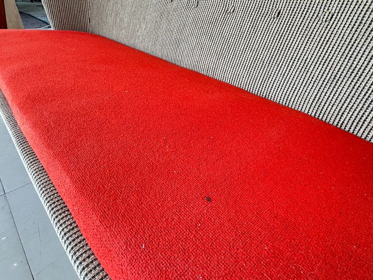 โซฟา สไตล์โมเดิร์น เบาะผ้าสีแดง พิงหลังลายสีน้ำตาลดึงดุม รูปที่ 12