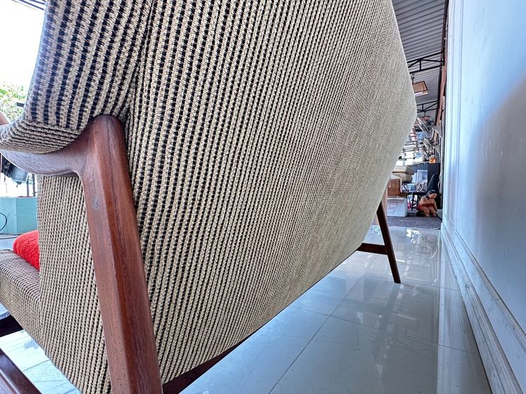 โซฟา สไตล์โมเดิร์น เบาะผ้าสีแดง พิงหลังลายสีน้ำตาลดึงดุม รูปที่ 6