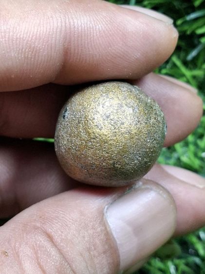 ลงทองบรอนท์เก่าฝังตะกรุดหนาๆ2ดอก ส่วนตัวดูเป็นของ หลวงปู่ทิมวัดระหารไร่ พึ่งได้มาเป็นลูกแรก ที่ฝังตะกรุด น่าเก็บครับ 