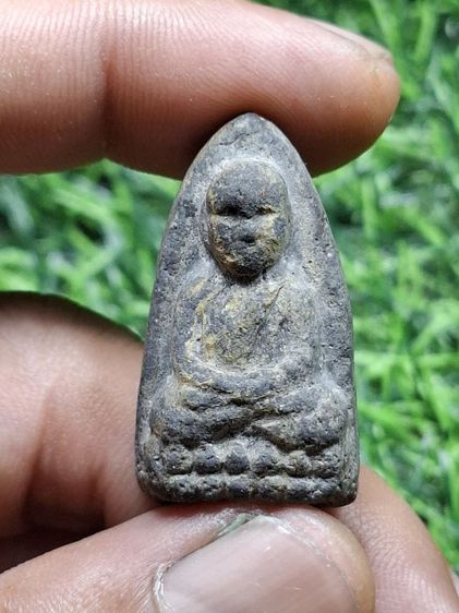 พิมพ์กลางหน้ากลมปี97วัดช้างให้ ผ่านการสัมผัสใช้มาเล็กน้อย เนื้อแห้งๆครับ