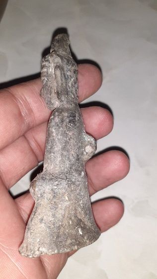 งั่งเกศเอียงขวา ศิลปะเก่าไม่ทราบยุค ดูเข้มขลังดี เหมายกขันน้ำมนต์ทองเหลืองได้มาหลากหลายศิลปะ สนใจต้องการชมรูปเพิ่มเติมติดต่อได้ครับ รูปที่ 4