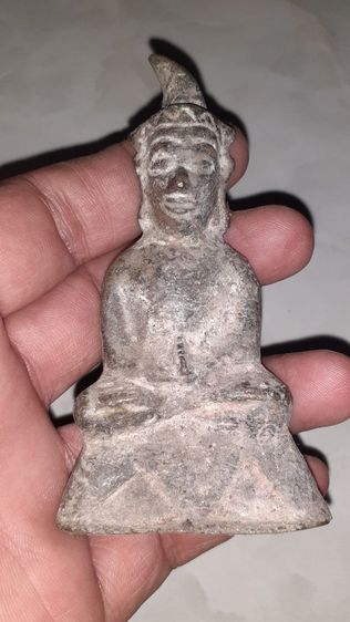 งั่งเกศเอียงขวา ศิลปะเก่าไม่ทราบยุค ดูเข้มขลังดี เหมายกขันน้ำมนต์ทองเหลืองได้มาหลากหลายศิลปะ สนใจต้องการชมรูปเพิ่มเติมติดต่อได้ครับ