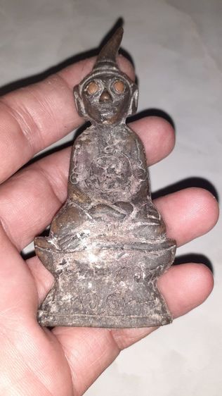 งั่งตาแดงศิลปะน่าจะเป็นทางฝั่งเพื่อนบ้านหรือเปล่าไม่แน่ใจ เก่าสวยเข้มขลัง มีจารแถวๆฐานไม่อุดกริ่ง สวยงามด้วยความเก่า เหมามาอยู่ในขันน้ำมนต์