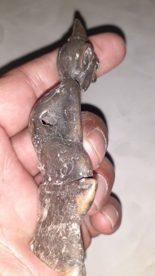 งั่งตาแดงศิลปะน่าจะเป็นทางฝั่งเพื่อนบ้านหรือเปล่าไม่แน่ใจ เก่าสวยเข้มขลัง มีจารแถวๆฐานไม่อุดกริ่ง สวยงามด้วยความเก่า เหมามาอยู่ในขันน้ำมนต์ รูปที่ 4