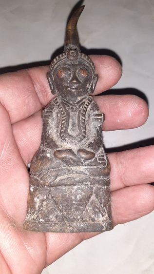 งั่งตาแดงมีจารที่ฐานและใต้ฐาน ศิลปะเก่าดี เนื้อเก่าจัด ศิลปะน่าจะเป็นทางฝั่งเพื่อนบ้าน จากสอบถามผู้รู้ ตอกตาด้วยทองแดง สวยเข้มขลัง