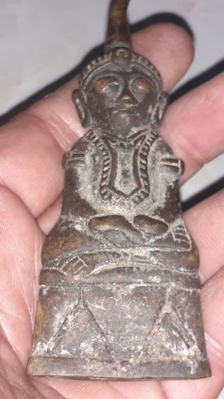 งั่งตาแดงมีจารที่ฐานและใต้ฐาน ศิลปะเก่าดี เนื้อเก่าจัด ศิลปะน่าจะเป็นทางฝั่งเพื่อนบ้าน จากสอบถามผู้รู้ ตอกตาด้วยทองแดง สวยเข้มขลัง รูปที่ 2